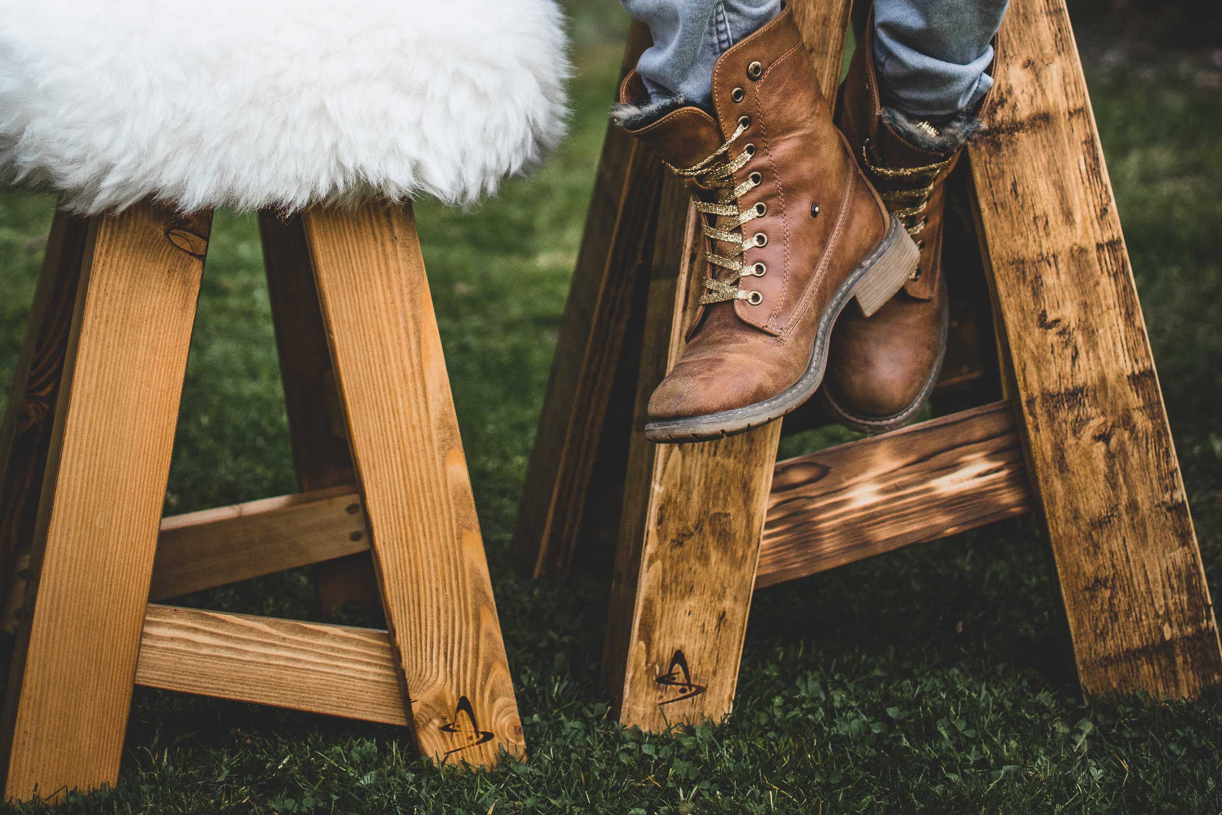 Marque à chaud sur pied de tabouret en bois recyclé de La Sagesse de la Matière