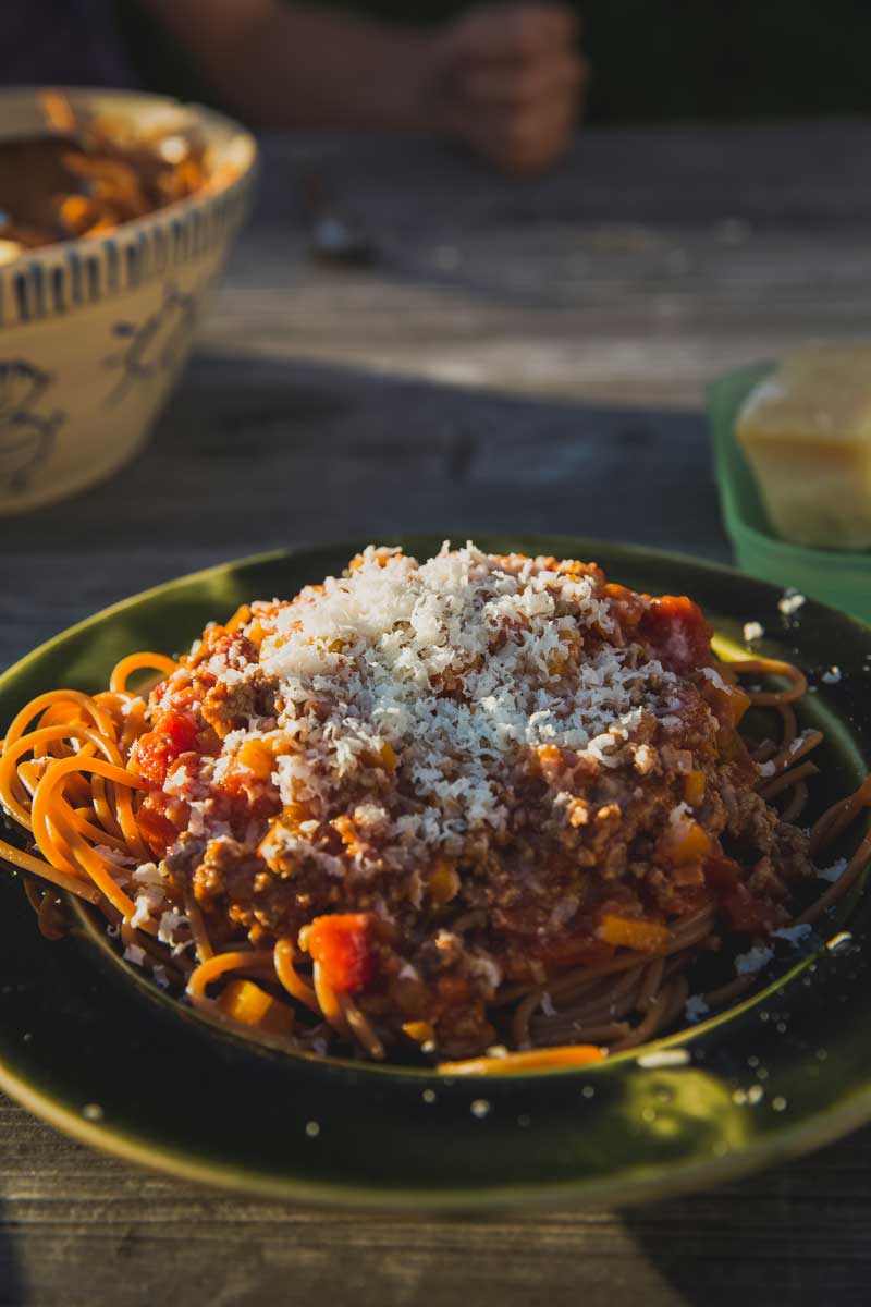 Photo montrant un plat de pâtes fait maison, analogie avec un design bâclé par manque de temps